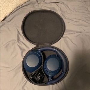 Very good Sony headphones, great quality, sound amazing, good noise cancellation